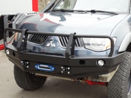 Силовой передний бампер с кенгурятником на Mitsubishi L200 4 2012-2015