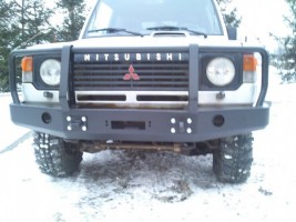 Силовой передний бампер с кенгурятником на Mitsubishi Pajero 1 1982-1991