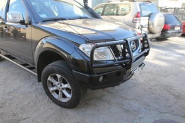 Передний силовой бампер с защитной дугой (кенгурятником) на Nissan Navara D40 2005-2010