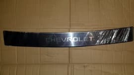 Хром накладка на задний бампер для Chevrolet Aveo hatchback T255 2007-2011 c загибом и надпись-гравировка