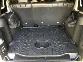 Коврик в багажник оригинальный для Jeep Wrangler JK 2015-2018 с сабвуф.