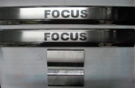 Хром накладки на пороги из нержавейки для Ford Focus 3 Hatchback 2011-2014 гравировка Omcarlin