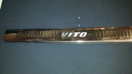 Хром накладка на задний бампер из нержавейки для Mercedes-Benz Vito W638 1996-2003 с загибом и надписью Omcarlin