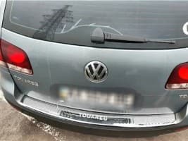Хром накладка на задний бампер из нержавейки для Volkswagen Touareg 2002-2010 с загибом и надписью  Omcarlin