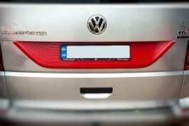DD-T24 Пластиковая накладка на крышку багажника (Красная) на Volkswagen T6 2015+