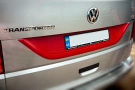 Пластиковая накладка на крышку багажника (Красная) на Volkswagen T6 2019+