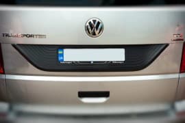 Пластиковая накладка на крышку багажника (Черная) на Volkswagen T6 2015+
