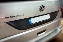 Пластиковая накладка на крышку багажника (Черная) на Volkswagen T6 2019+