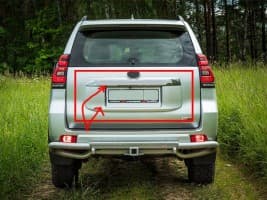 Планка над номером (дизайн 2018, Хром планка + пластиковая накладка) на Toyota Land Cruiser Prado 150 2018+