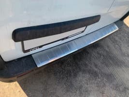 Хром накладка на задний бампер Omsa Line из нержавейки для Opel Vivaro 2015-2019 Хром порог на Опель Виваро