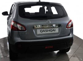 Хром накладка над номером Omsa Line из нержавейки для Nissan Qashqai 2010-2014 Планка над номером на Ниссан Кашкай с кнопкой Omsa