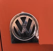 Хром окантовка заднего логотипа Carmos из нержавейки для Volkswagen Caddy 2004-2010 Хром логотипа на Фольксваген Кадди Carmos