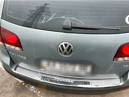 Omcarlin Хром накладка на задний бампер из нержавейки для Volkswagen Touareg 2002-2010 с загибом и надписью  - Картинка 1
