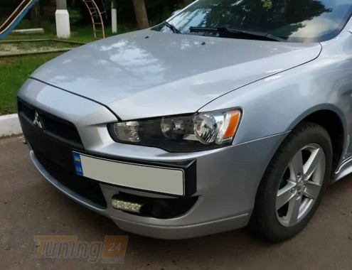 DD-T24 Подставка под номер (пластик) на Mitsubishi Lancer 10 2007-2018 (черный глянец) - Картинка 2