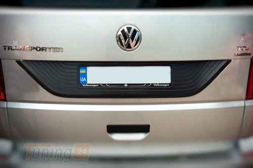 DD-T24 Пластиковая накладка на крышку багажника (Черная) на Volkswagen T6 2015+ - Картинка 1
