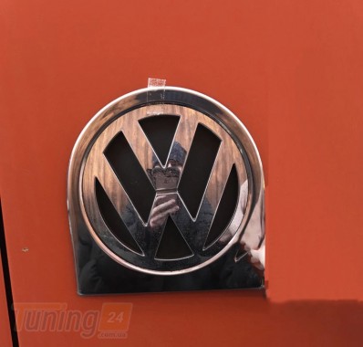 Carmos Хром окантовка заднего логотипа Carmos из нержавейки для Volkswagen Caddy 2004-2010 Хром логотипа на Фольксваген Кадди - Картинка 1